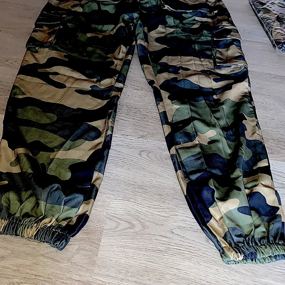 New Camo Jogger Pants with pockets - Picture 2 of 8